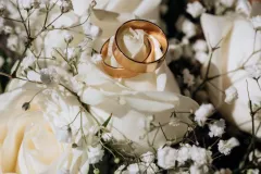 anillos-bodas-oro-rosa-blanca-ramo-boda_8353-10467